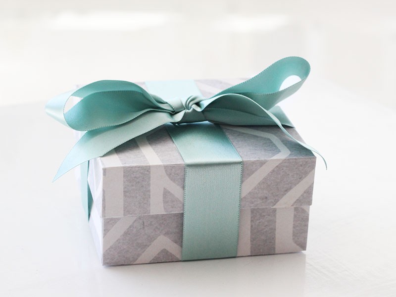 Giftbox-Grey-African-blue-ribbon-01
