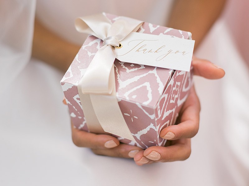 Le-Jardin02-Shoot-Amy-Caroline-Jadee-Mcgowan-gift-box