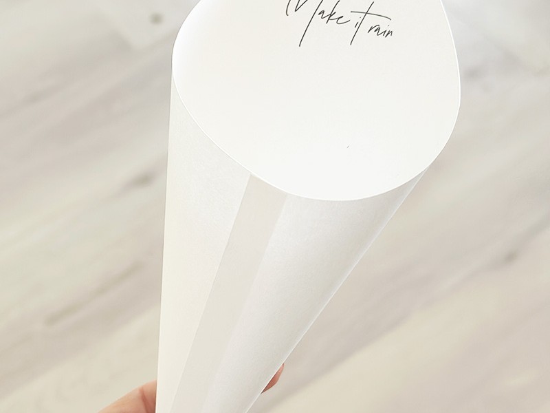 Ashleigh and Alan confetti cones